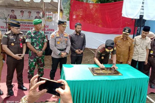 Penyerahan Bantuan Seragam Gratis untuk Siswa SMA N 2 Solok Selatan ...