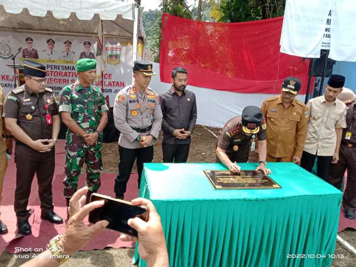 Penyerahan Bantuan Seragam Gratis untuk Siswa SMA N 2 Solok Selatan ... Penyerahan Bantuan Seragam Gratis untuk Siswa SMA N 2 Solok Selatan ...