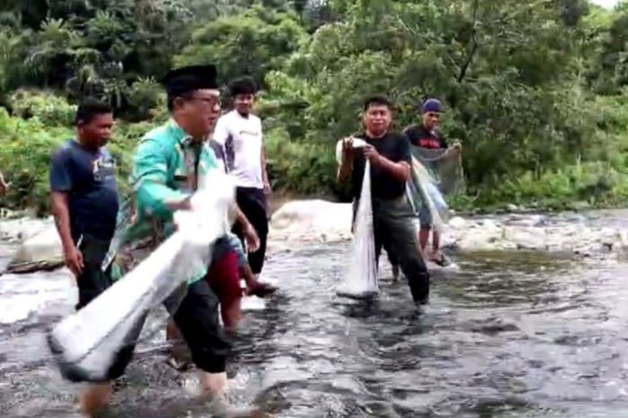 Warga Padang-Pariaman pertahankan tradisi menangkap ikan larangan ... Warga Padang-Pariaman pertahankan tradisi menangkap ikan larangan ...