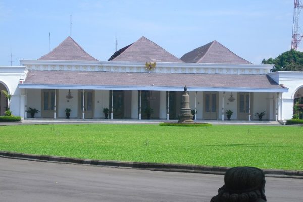 Daun penggemuk ayam di Tampak Siring, Gianyar