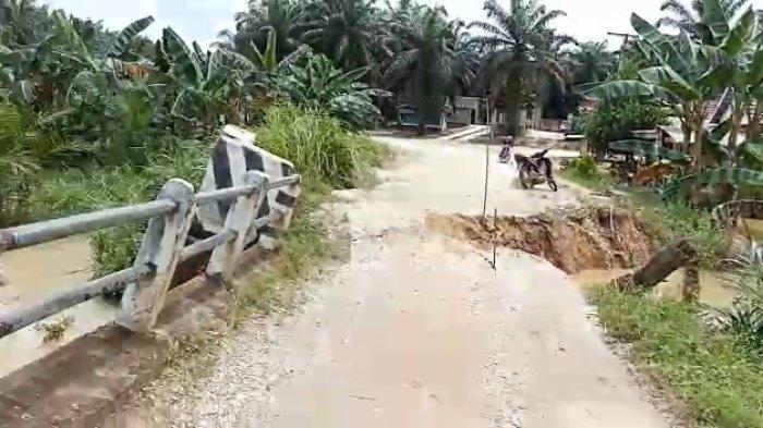 Jembatan di Bahar Utara Muaro Jambi Nyaris Putus Akibat Hujan Deras ... Jembatan di Bahar Utara Muaro Jambi Nyaris Putus Akibat Hujan Deras ...