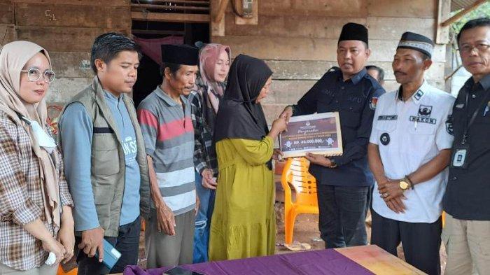 Kapekon Desa Air Naningan Serahkan Beras Bantuan ke 510 KPM | Radar Istana Budidaya ayam di Air Naningan, Tanggamus