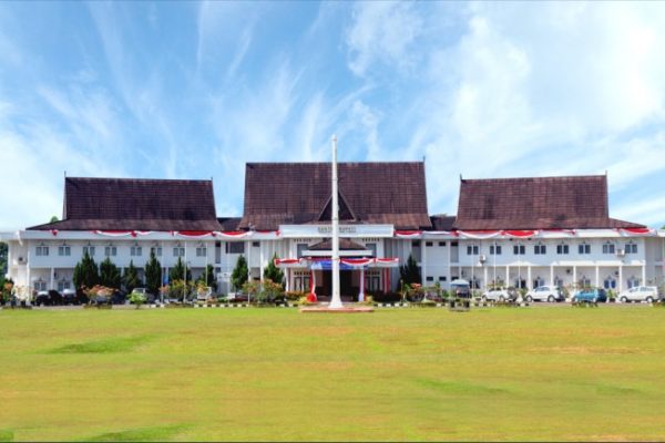 Ayam merah petelur di Muara Sabak Barat, Kabupaten Tanjung Jabung Timur