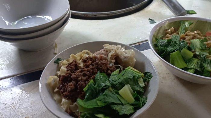 Daun penggemuk ayam di Serpong Utara, Tangerang Selatan