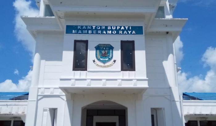 Daun penggemuk ayam di Benuki, Kab. Mamberamo Raya