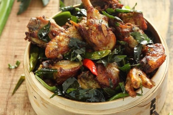 Daun penggemuk ayam di Detukeli, Ende