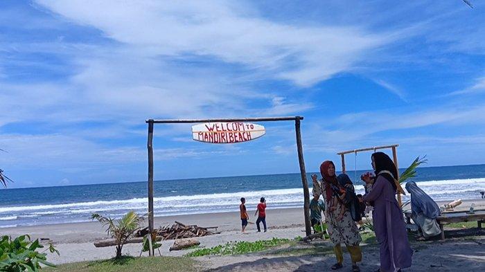 Indahnya Pantai Mandiri di Krui Selatan, Pesisir Barat, Lampung Curi ... Indahnya Pantai Mandiri di Krui Selatan, Pesisir Barat, Lampung Curi ...
