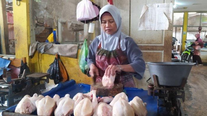 Harga Ayam Potong Capai Rp 40 Ribu per Kilogram - Tugumalang.id Harga Ayam Potong Capai Rp 40 Ribu per Kilogram - Tugumalang.id