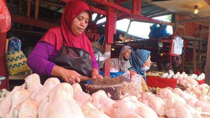 FOTO Pedagang Ayam Potong di Pasar Pasir Gintung Bandar Lampung, Harga ... Harga ayam kampung potong di Kedaton, Kota Bandar Lampung