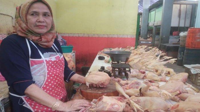 Harga Daging Ayam di Lamongan Masih Meroket, Peternak Ungkap ... Ayam Ternak di Glagah, Lamongan