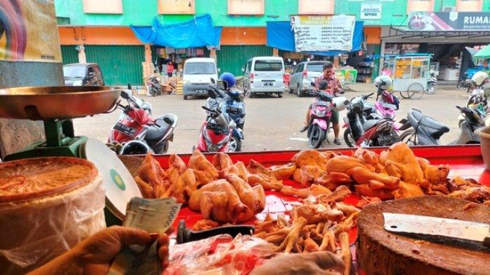 Penjualan Daging Ayam Pedagang di Pasar Angso Duo Kota Jambi Ini ... Ayam layer di Pasar Jambi, Kota Jambi