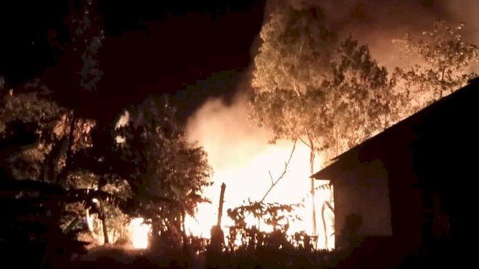 Kebakaran Hebat di Sukra Indramayu, Kandang Ayam Ludes Terbakar ... Kebakaran Hebat di Sukra Indramayu, Kandang Ayam Ludes Terbakar ...