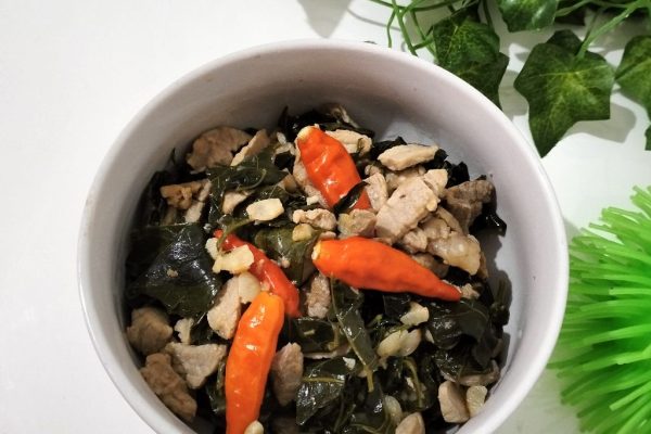 Daun penggemuk ayam di Ella Hilir, Melawi