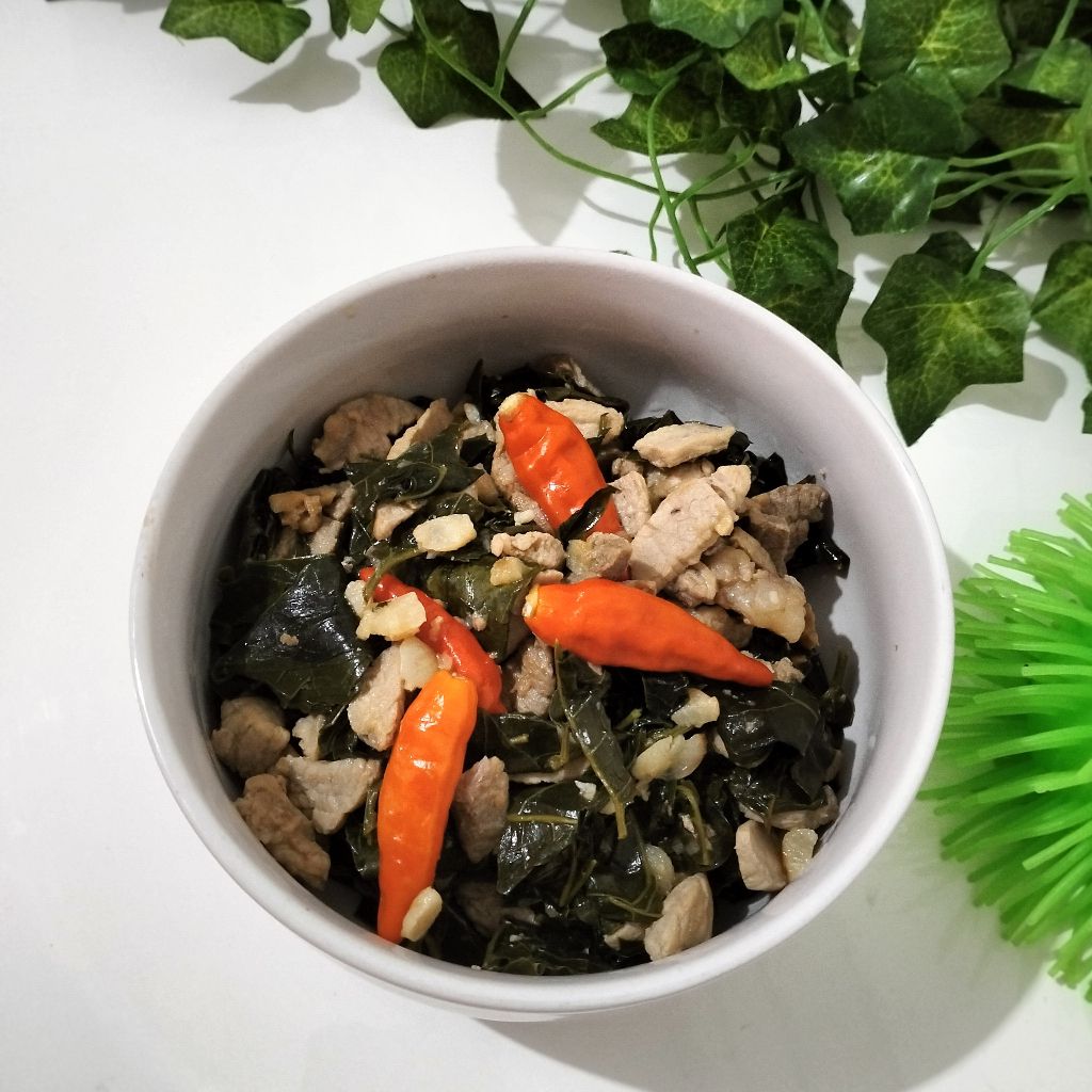 Daun penggemuk ayam di Ella Hilir, Melawi