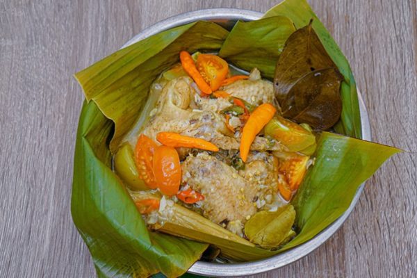 Daun penggemuk ayam di Baranti, Sidenreng Rappang