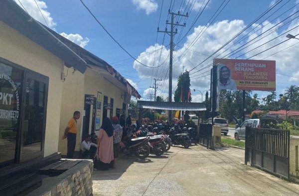 Daun penggemuk ayam di Ranomeeto Barat, Konawe Selatan