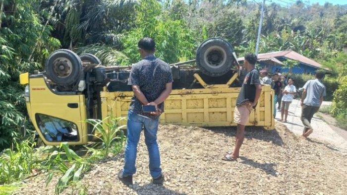 Alat Berat Mulai Bersihkan Material Longsor di Welak Manggarai Barat ... Ternak ayam petelur di Welak, Manggarai Barat