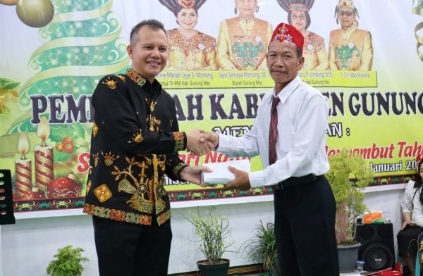 Daun penggemuk ayam di Mihing Raya, Gunung Mas
