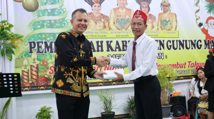 Safari Natal Di Kecamatan Mihing Raya, Bupati Bagikan Kartu Gunung Mas ... Daun penggemuk ayam di Mihing Raya, Gunung Mas