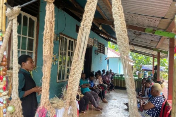 Daun penggemuk ayam di Yokari, Kab. Jayapura