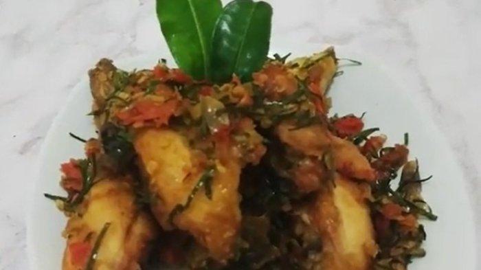 Daun penggemuk ayam di Wugi, Kab. Tolikara