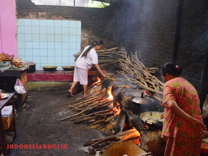 Nikmatnya Ayam Panggang Gandu Bu Suryani Khas Magetan — Indonesian Holic Nikmatnya Ayam Panggang Gandu Bu Suryani Khas Magetan — Indonesian Holic