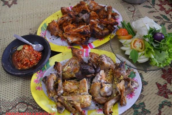 Daun penggemuk ayam di Angsana, Kab. Pandeglang