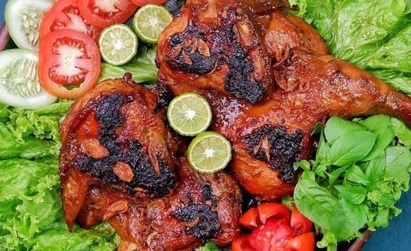 Daun penggemuk ayam di Sikur, Lombok Timur