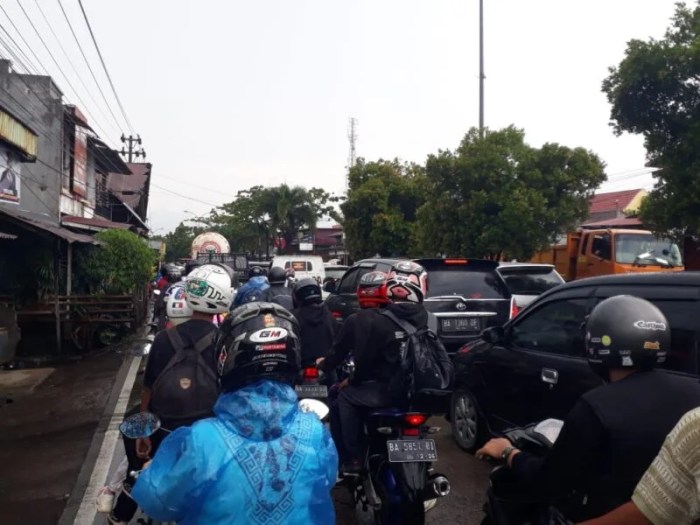 Macet Panjang di Simpang 4 Lubeg Bypass Kota Padang, Pengendara ... Macet Panjang di Simpang 4 Lubeg Bypass Kota Padang, Pengendara ...