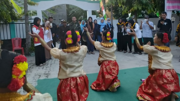 DAMPAK GEMPA BUMI DI KEPULAUAN SELAYAR | ANTARA Foto Daun penggemuk ayam di Pasimarannu, Kepulauan Selayar
