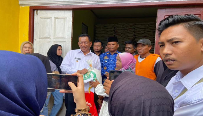 Bupati Pesisir Selatan Distribusikan Bantuan Pangan pada Masyarakat ... Bupati Pesisir Selatan Distribusikan Bantuan Pangan pada Masyarakat ...