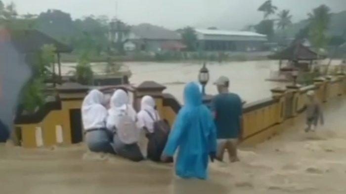 Sungai Meluap, Puluhan Rumah di Kecamatan Leuwidamar Lebak Terendam Banjir Daun penggemuk ayam di Leuwidamar, Kab. Lebak
