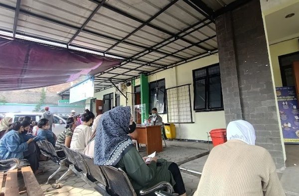 Pedas Seuhah! Ayam Goreng 'Hidden Gem' di Bandung Ini Membakar Lidah