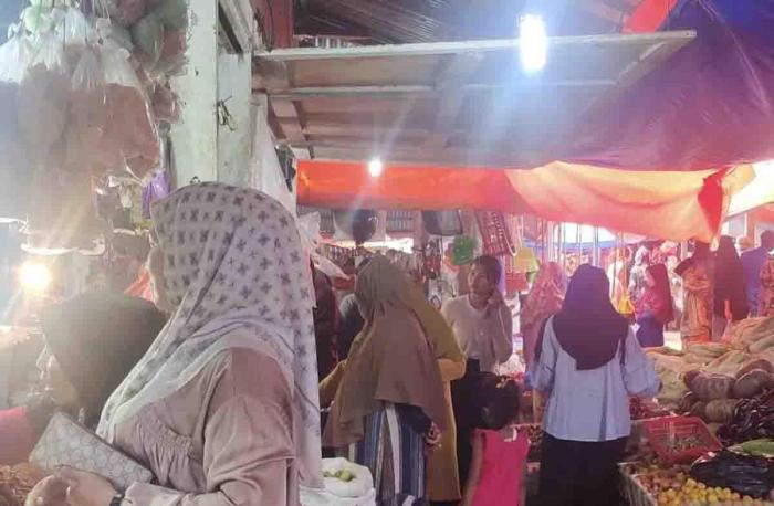 GoSumbar.com - Pasar Sungai Geringging Padang Pariaman Ramai Pengunjung ...