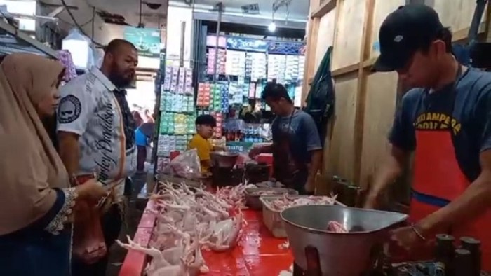Selain Harga Beras yang Masih Tetap Tinggi, Harga Daging Ayam di Pasar ... Selain Harga Beras yang Masih Tetap Tinggi, Harga Daging Ayam di Pasar ...