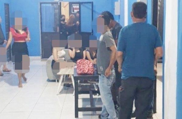 Daun penggemuk ayam di Candi Laras Utara, Tapin