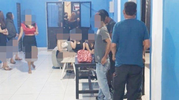 Daun penggemuk ayam di Candi Laras Utara, Tapin