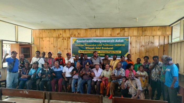 Daun penggemuk ayam di Kebar, Kab. Tambrauw