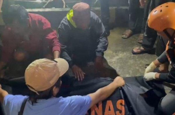 Daun penggemuk ayam di Muara Jawa, Kutai Kartanegara