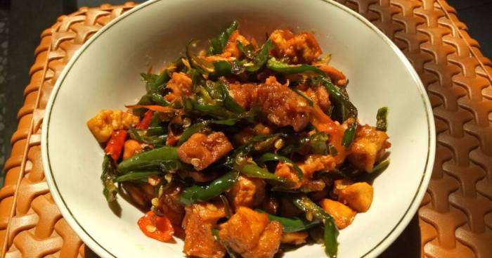 Daun penggemuk ayam di Tanjung, Lombok Utara