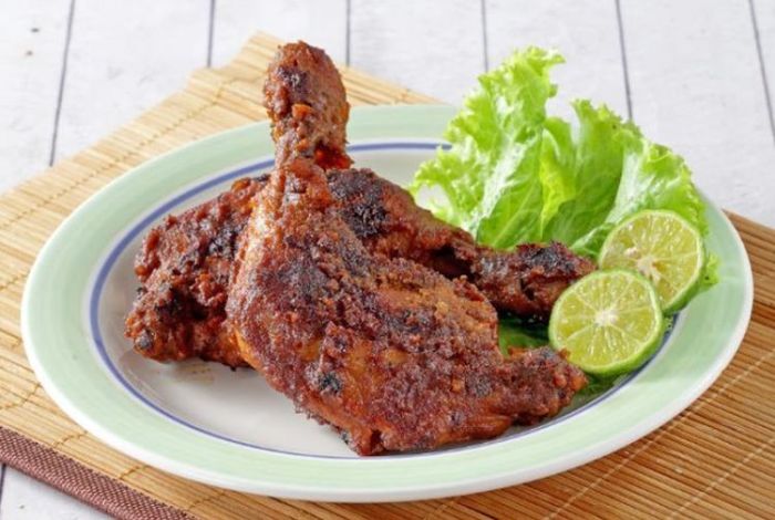 Sejarah Ayam Taliwang hingga Menjadi Ikon Kuliner Lombok - ERA.ID Ayam ternak di Talawi, Kota Sawahlunto