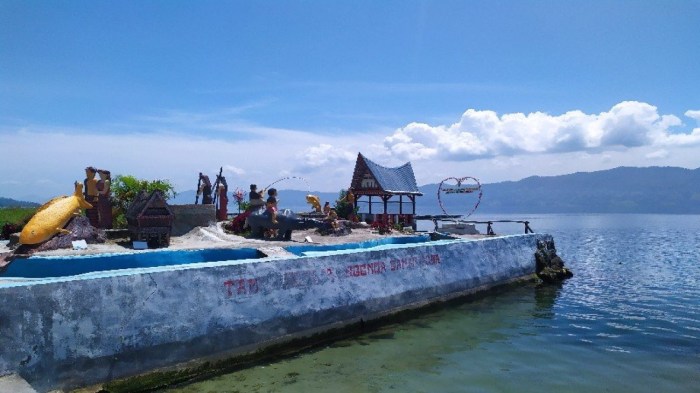 Batak Architecture, Simanindo, Samosir Island, Lake Toba, Sumatra ... Daging kambing di Simanindo, Samosir