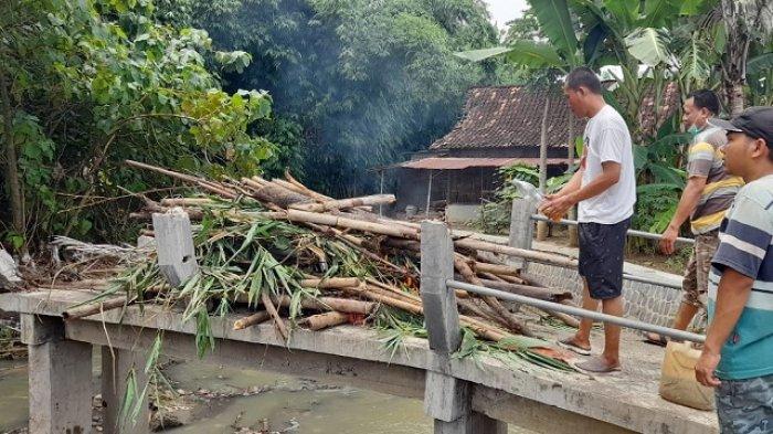 Kecelakaan Maut di Ngrampal Sragen, Pemotor Terhantam Truk, Meninggal ... Daging kambing di Ngrampal, Sragen